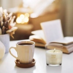 Ароматична соєва свічка Bispol в скляному стакані під дерев’яною кришкою  Фрезія-груша (sn73-326). Зображення №1