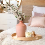 Ароматична соєва свічка Bispol в скляному стакані під дерев’яною кришкою  Фрезія-груша (sn73-326). Зображення №5