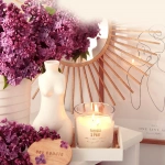 Ароматична соєва свічка Bispol в скляному стакані під дерев’яною кришкою  Фрезія-груша (sn73-326). Зображення №7