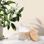 Ароматична соєва свічка Bispol в скляному стакані під дерев’яною кришкою Кашемір-морський бриз (sn73-327). Зображення №3