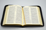 Біблія. Сучасний переклад. 10563. Чорна (замок, замінник шкіри). Изображение №3