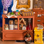 Конструктор 3D міні-будинок Robotime Rolife Kiki’s Magic Emporium DG155. Зображення №5 Конструктор 3D міні-будинок Robotime Rolife Kiki’s Magic Emporium DG155. Зображення №5